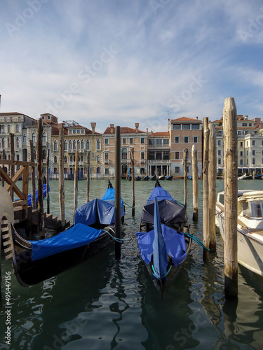 Góndolas en un canal de Venecia, Italia