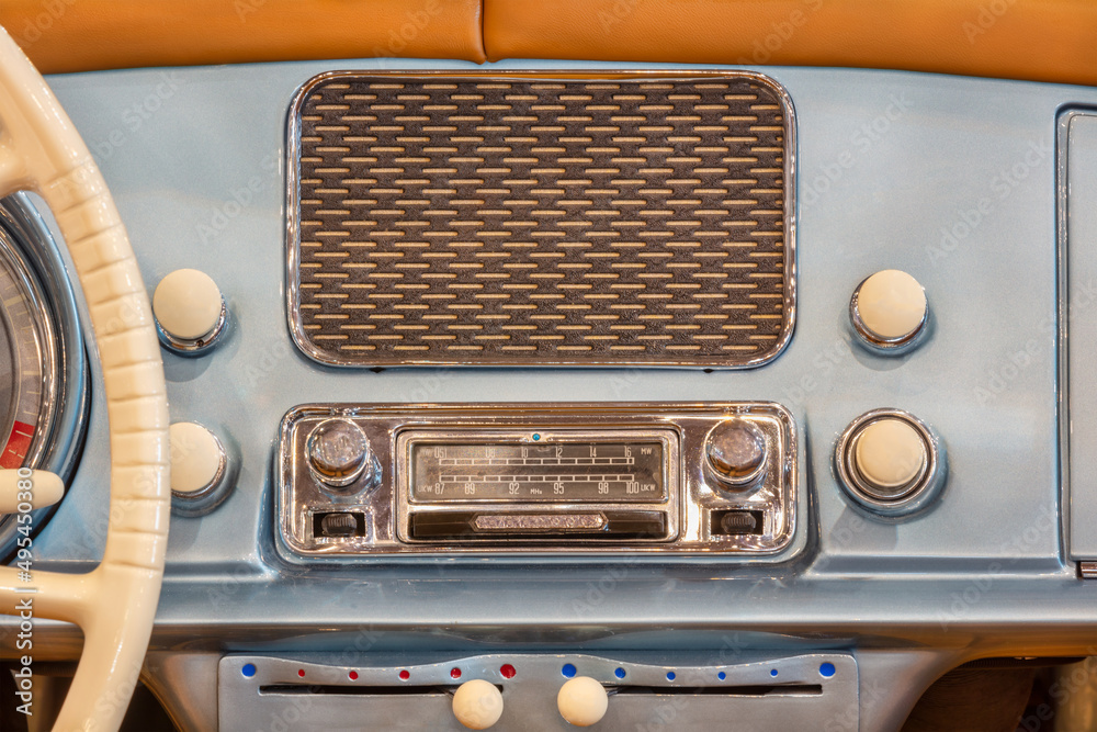 Old car radio with speaker inside a classic American car foto de Stock |  Adobe Stock