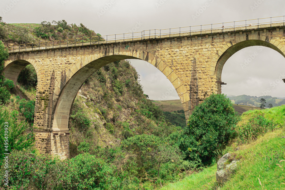 Fototapeta premium stone and cobblestone bridge