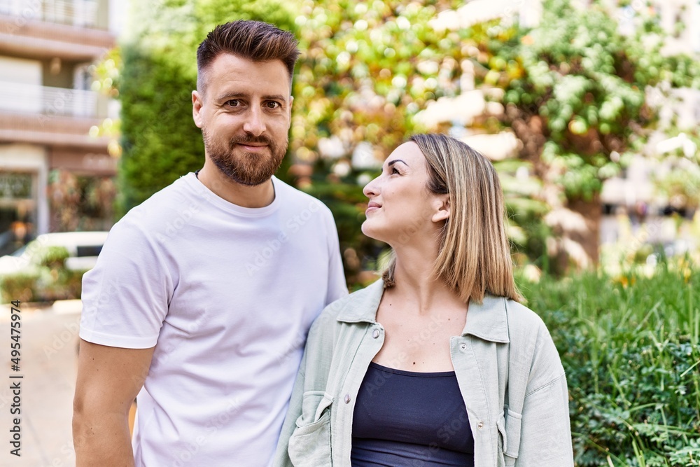 Obraz premium Young caucasian couple of boyfriend and girlfriend having fun outdoors on a un sunny day
