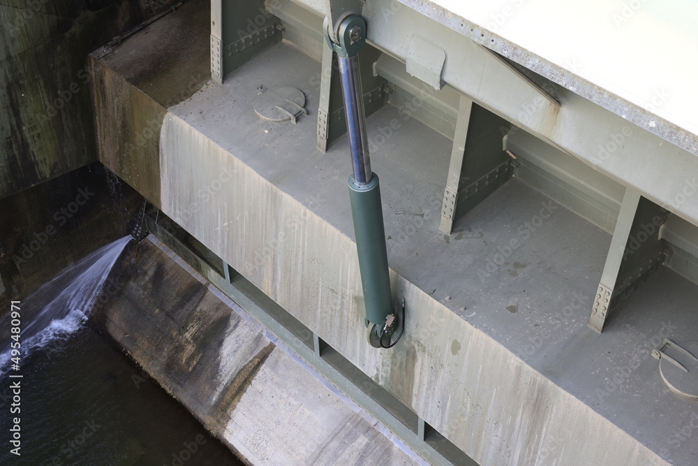 schleuse bei wasserkraftwerk aare bannwil mit hydraulikzylinder schleuse bei wasserkraftwerk aare bannwil mit hydraulikzylinder
