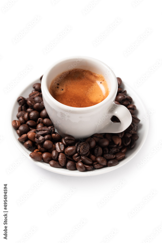 Tazzina di espresso napoletano con chicchi di caffè tostato Tazzina di espresso napoletano con chicchi di caffè tostato