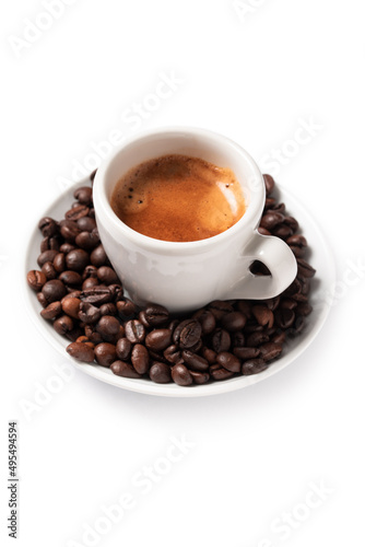 Tazzina di espresso napoletano con chicchi di caffè tostato 