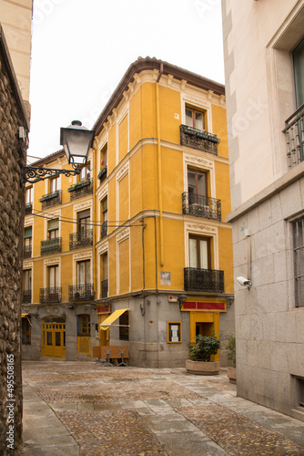 Alley in the center of Madrid, Spain. One totally yellow stands out among the buildings.  © Stefano Tammaro