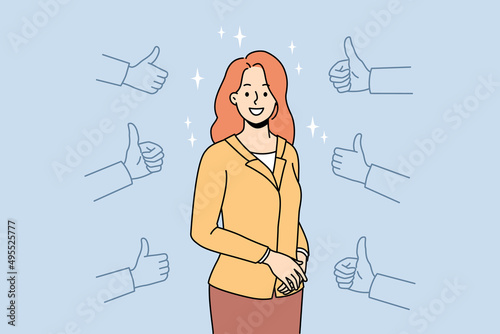Photo Number of hands showing thumbs up to happy successful businesswoman