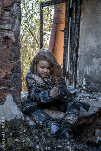 Fototapeta Naklejka Na Ścianę i Meble -  Girl without a home, apocalypse, war