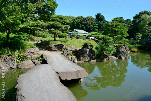 Pont de pierres dans un jardin japonais photo