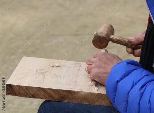 Mani al lavoro su tavoletta di legno