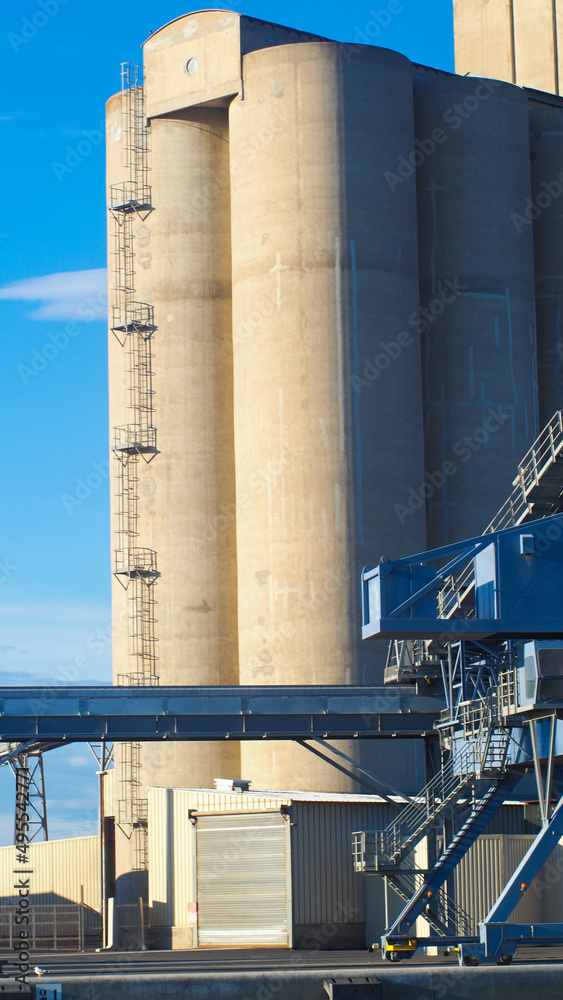 Obraz premium Zone industrielle portuaire, à Port-La-Nouvelle