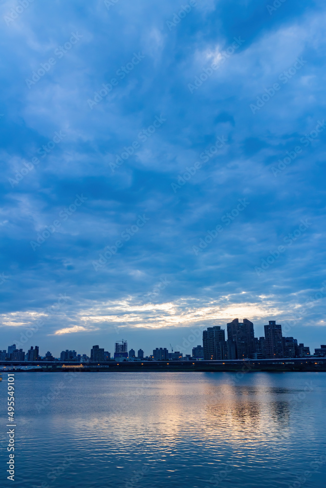 Obraz premium Sunset river landscape along the Dadaocheng area