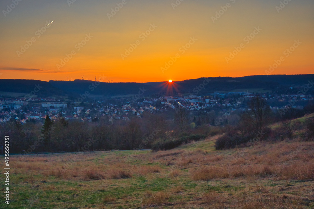 Blick von der Saale Horizontal auf Jena Winzerla, Sonnenuntergang, Abendrot, Thüringen, Deutschland