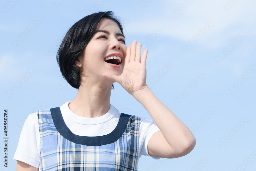 お~い!と呼んでいるような保育士や介護士のイメージ お~い!と呼んでいるような保育士や介護士のイメージ