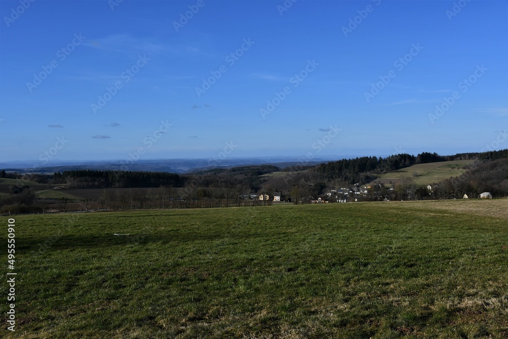 Landschaften mit kleinen Hunsrück-Dörfern an einem sonnigen Wintertag Landschaften mit kleinen Hunsrück-Dörfern an einem sonnigen Wintertag