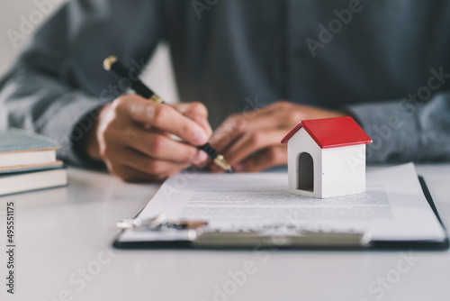 Foto House model with agent and customer discussing for contract to buy