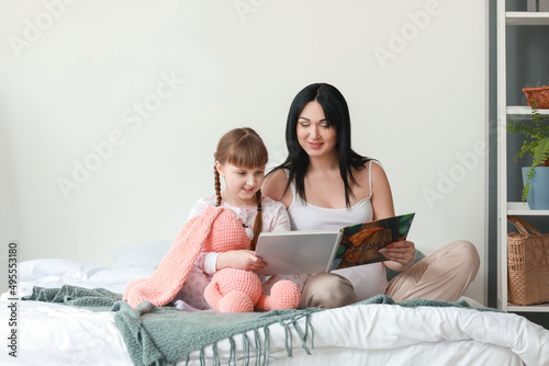 Little girl with her pregna...