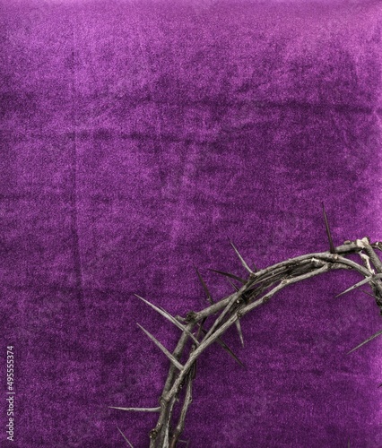 Fotografia Christian crown of thorns with metal nails on a wooden desk