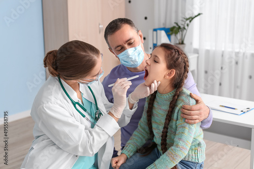 Doctor examining little gir...