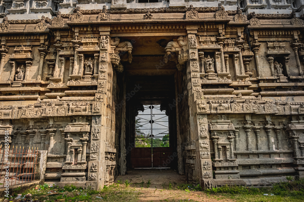 Thirukalukundram is known for the Vedagiriswarar temple complex, popularly known as Kazhugu koil (Eagle temple). This temple consists of two structures, one at foot-hill and the other at top-hill Thirukalukundram is known for the Vedagiriswarar temple complex, popularly known as Kazhugu koil (Eagle temple). This temple consists of two structures, one at foot-hill and the other at top-hill