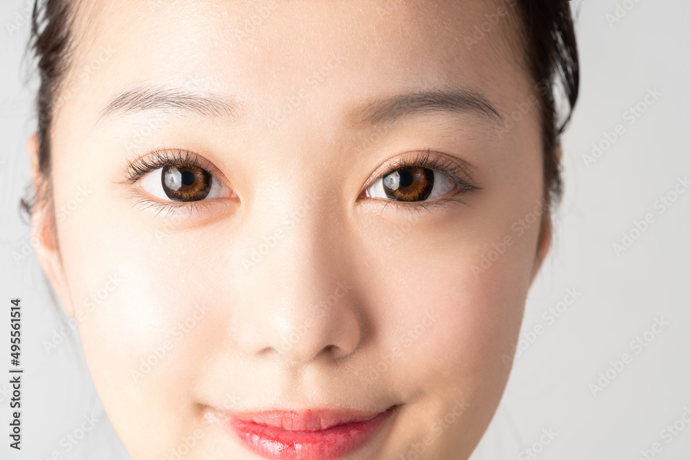見つめる女性 見つめる女性