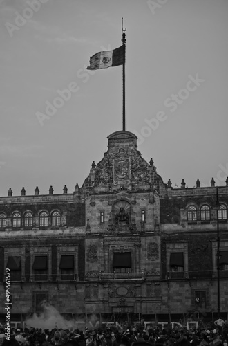 Palacio Nacional amurallado contra las mujeres.  photo