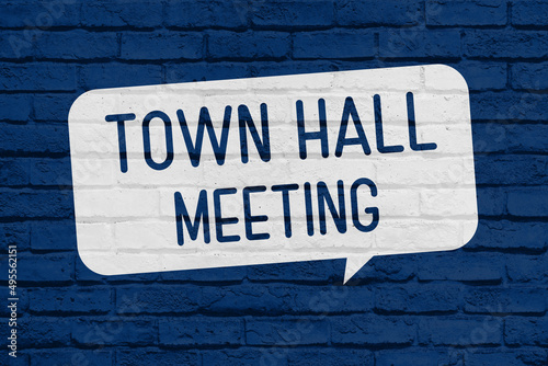 吹き出しにTOWN HALL MEETINGと描かれたレンガ壁