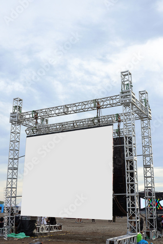 Fotografie Large blank open-air outdoor white screen for public event such as presentation, concert, cinema, conference, movie, festival, show