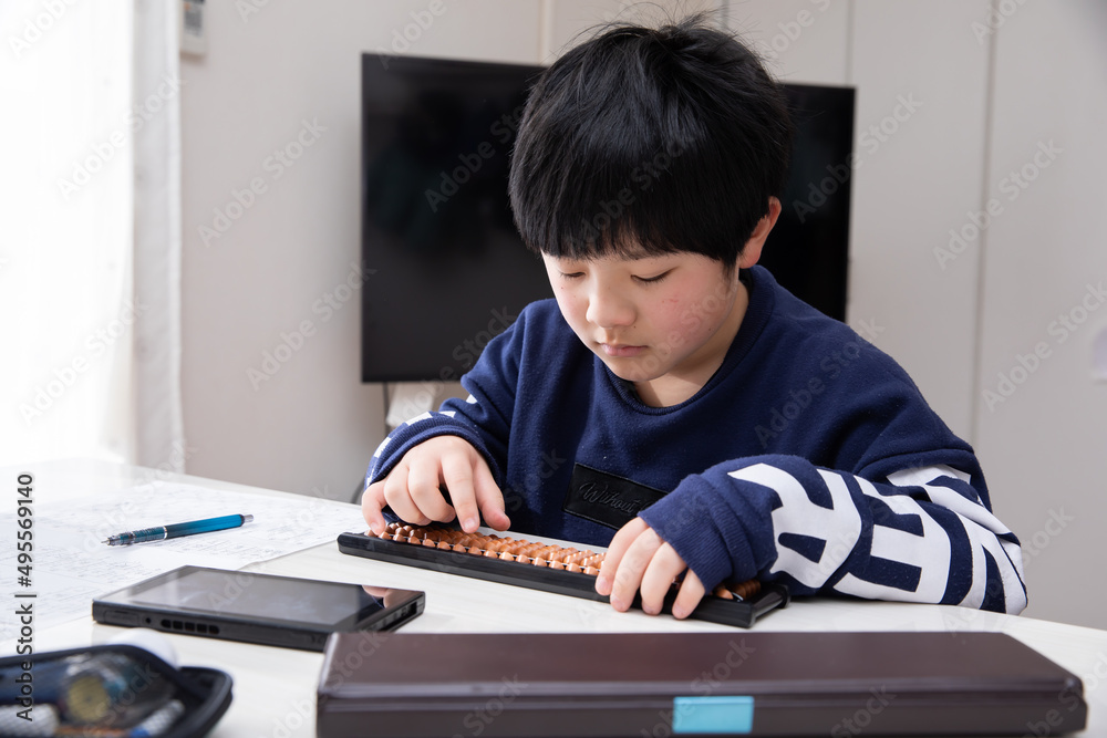 そろばんを弾く手元 homework そろばんを弾く手元 homework