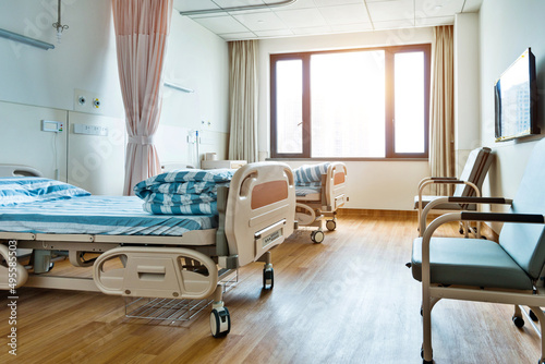 Obraz na płótnie Empty bed in hospital ward