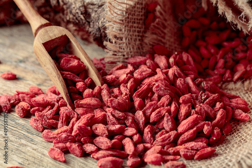 Canvastavla Dried goji berries on a wooden table.