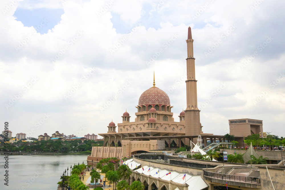 Fototapeta premium View of Putra Mosque or Masjid Putra in Putrajaya, Malaysia. Masjid Putra with its trademark pink domes is one of Putrajaya’s popular landmarks. 