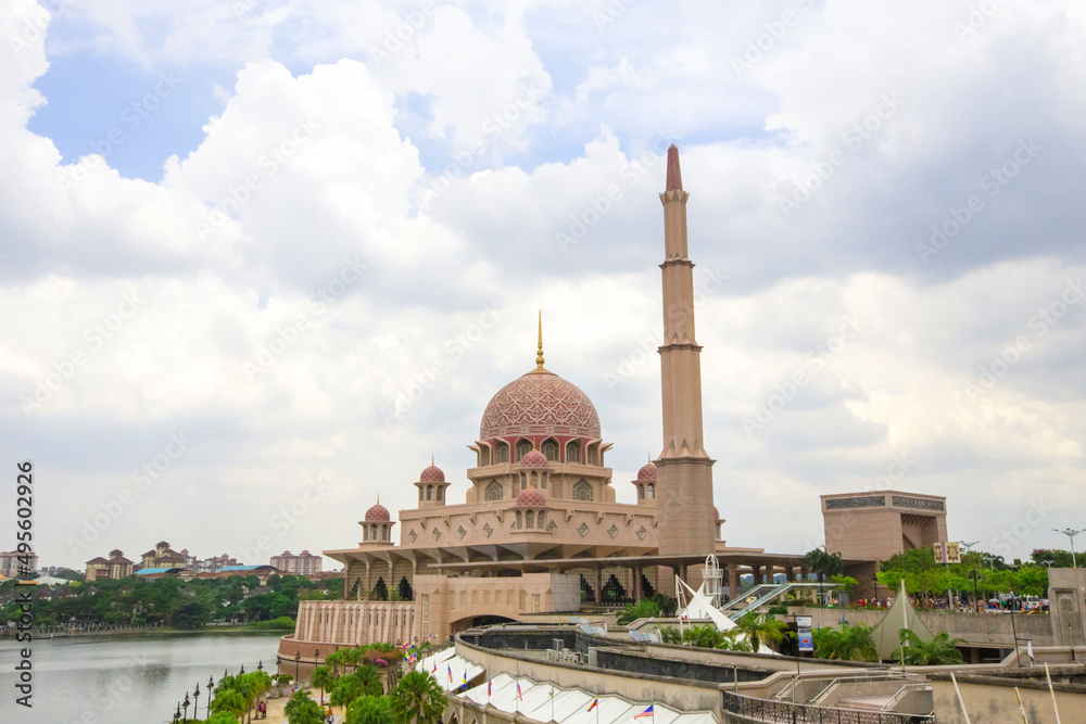 Naklejka premium View of Putra Mosque or Masjid Putra in Putrajaya, Malaysia. Masjid Putra with its trademark pink domes is one of Putrajaya’s popular landmarks.