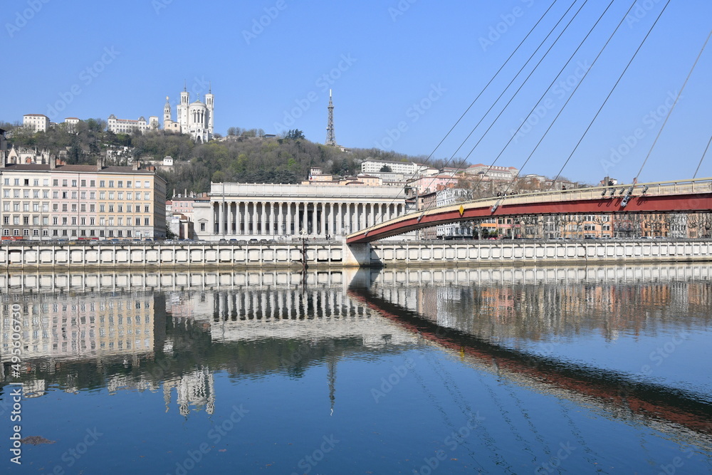 Naklejka premium Lyon Courthouse with the Basilica of Notre Dame de Fourvière in the background and the footbridge of the courthouse in front 