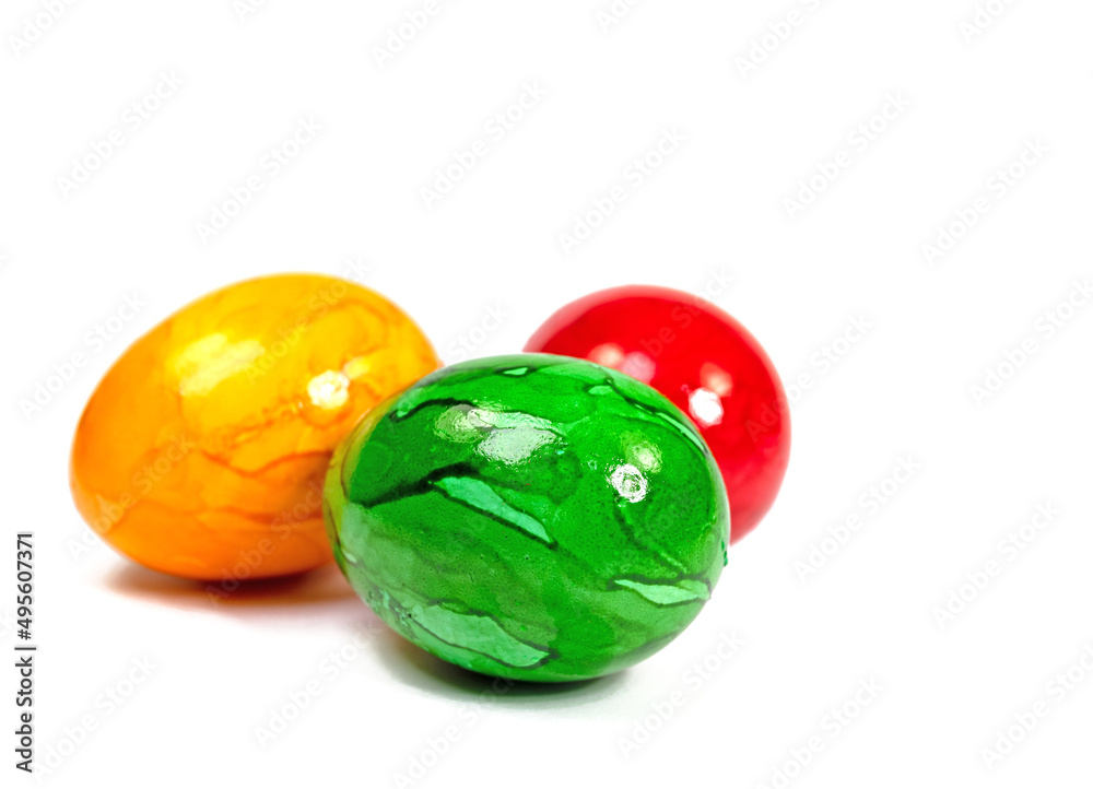 Bunte Ostereier vor weißem Hintergrund Bunte Ostereier vor weißem Hintergrund
