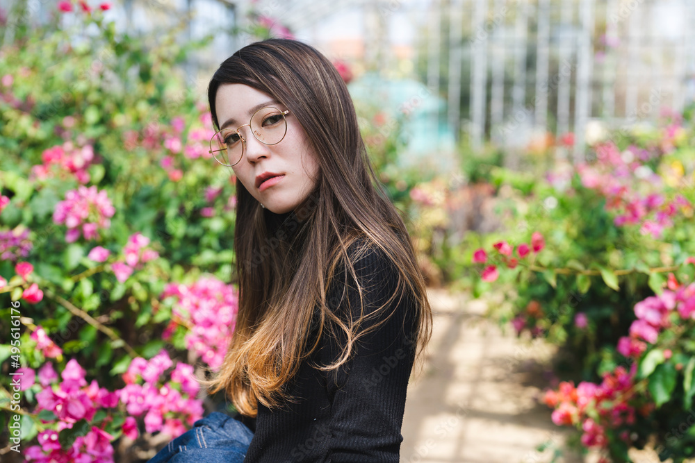 Naklejka premium 南国植物園にいる女性