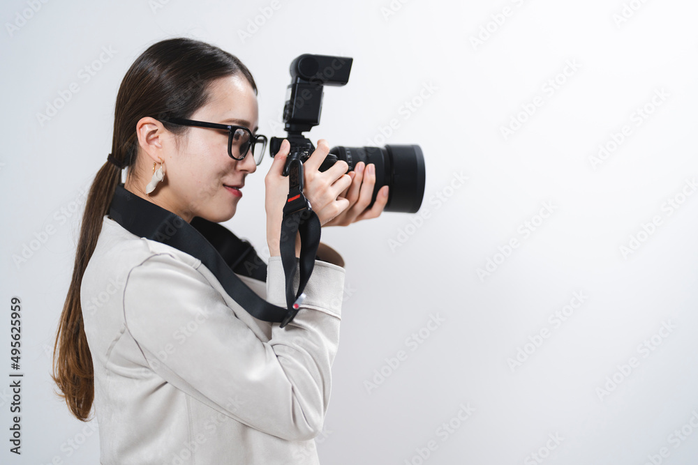 カメラで写真を撮る女性 カメラで写真を撮る女性