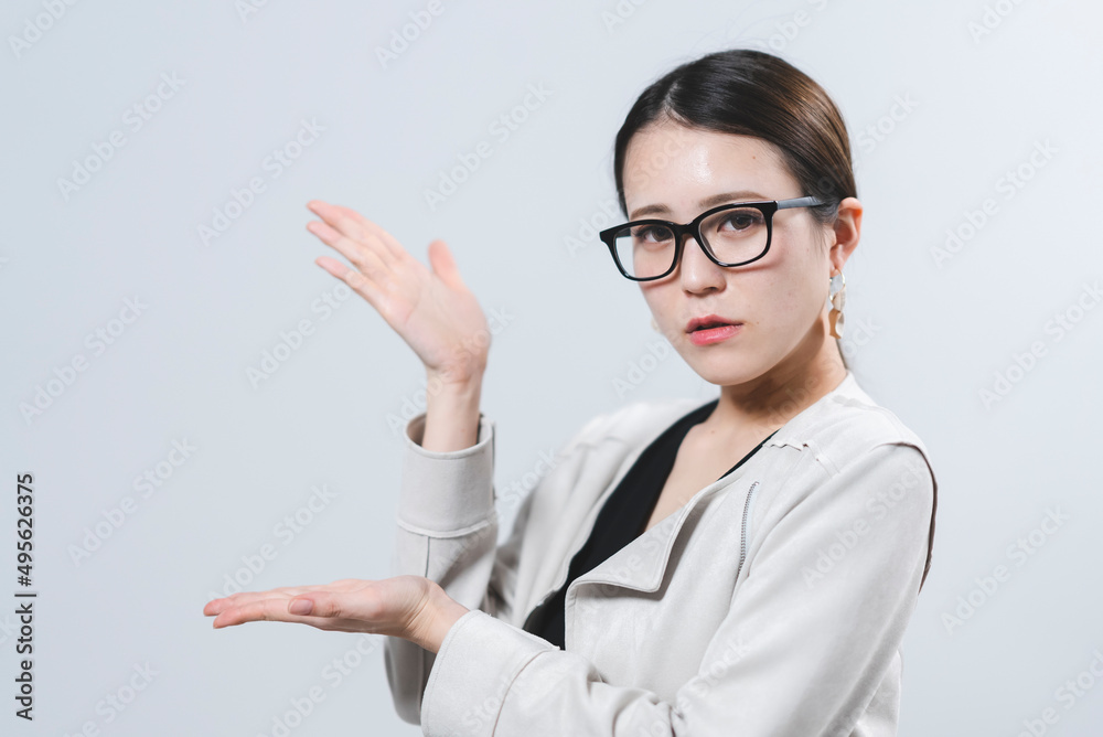 眼鏡をかけたクールなビジネスウーマン 眼鏡をかけたクールなビジネスウーマン
