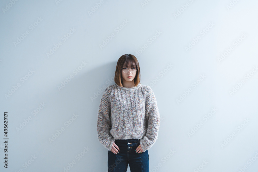 眼鏡をかけた若い女性 眼鏡をかけた若い女性