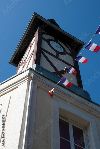 Der schiefe Turm mit französischen Flaggen, ein Wahrzeichen in der Ortsmitte von Yport, Département Seine-Maritime in der Region Normandie, Frankreich photo