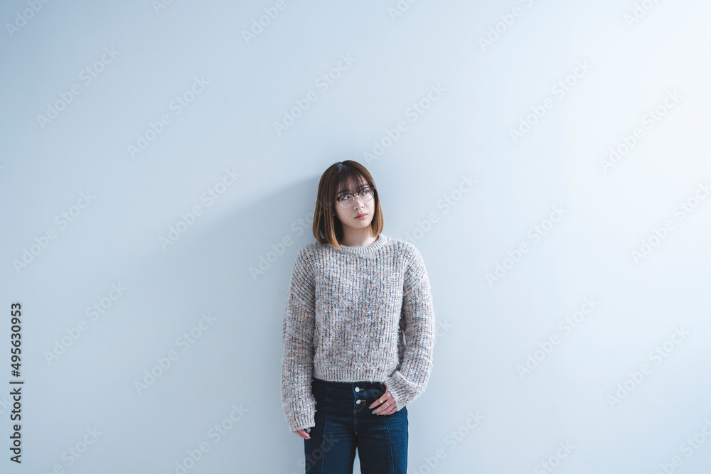 眼鏡をかけた若い女性 眼鏡をかけた若い女性