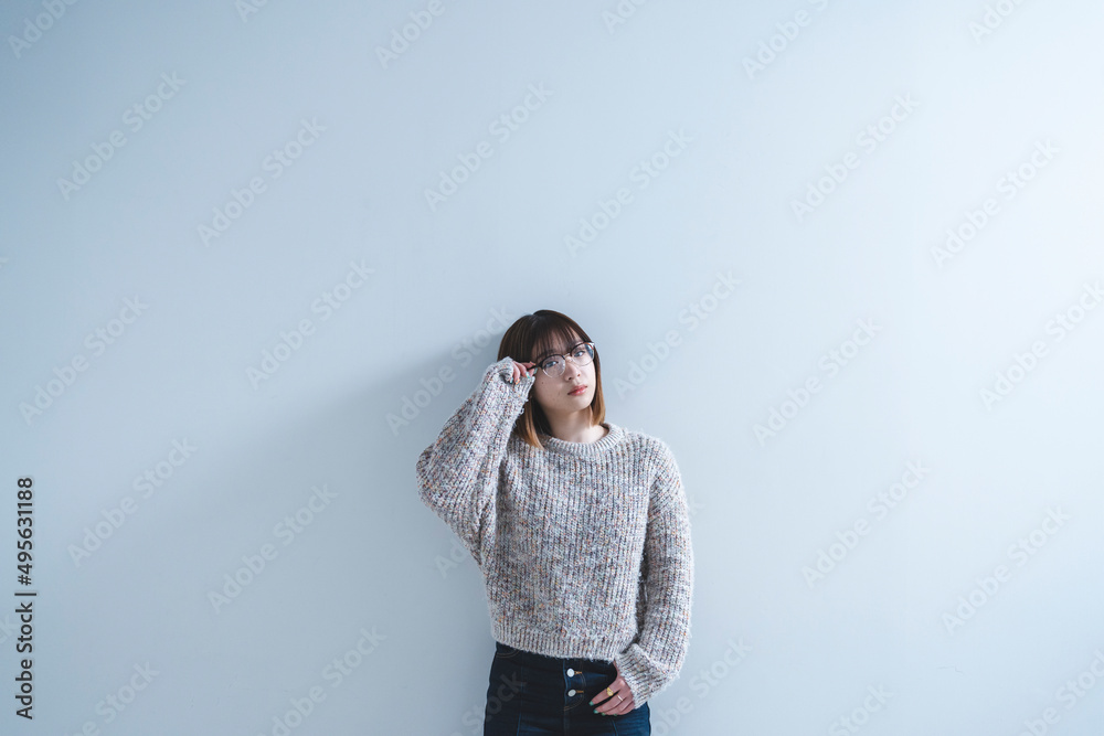 眼鏡をかけた若い女性 眼鏡をかけた若い女性