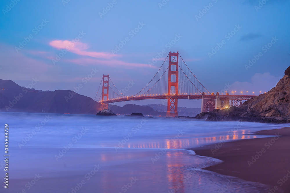Fototapeta premium Golden Gate Bridge in San Francisco at sunset