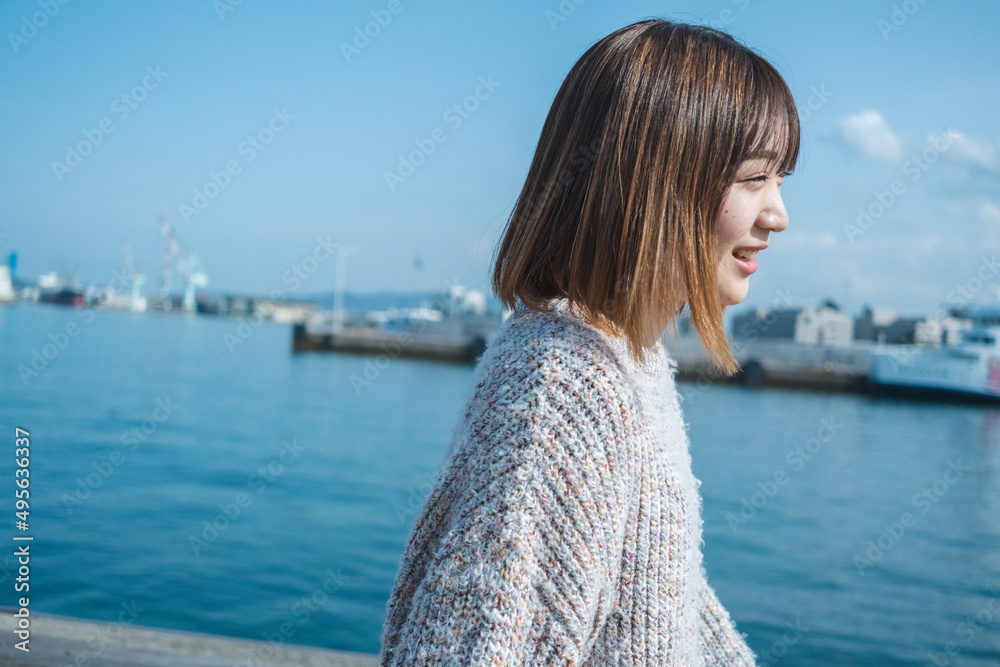 海にいるショートカットの女性 海にいるショートカットの女性