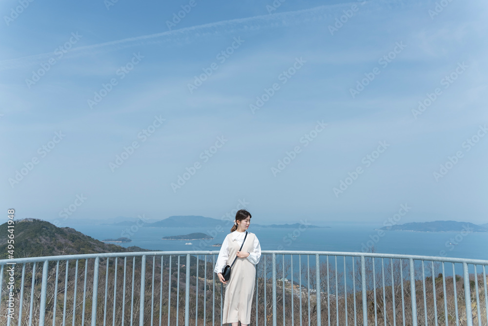 海の見える場所にいる女性