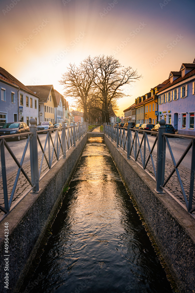 Obraz premium Weilheim in Oberbayern, Weilheim, Oberbayern, Bayern, Obere Stadt, Stadt, Bach, Deutschland