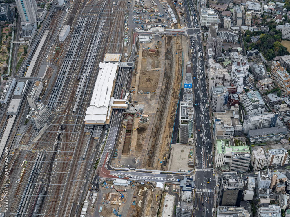 Fototapeta premium 高輪ゲートウェイ駅と発掘工事