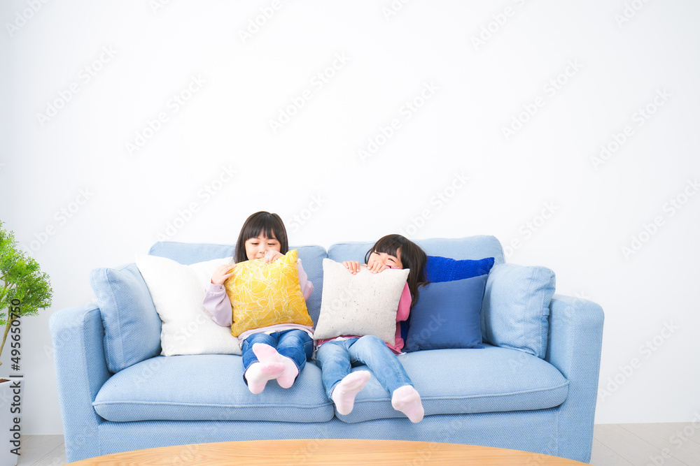 楽しく遊ぶ小さな女の子たち 楽しく遊ぶ小さな女の子たち