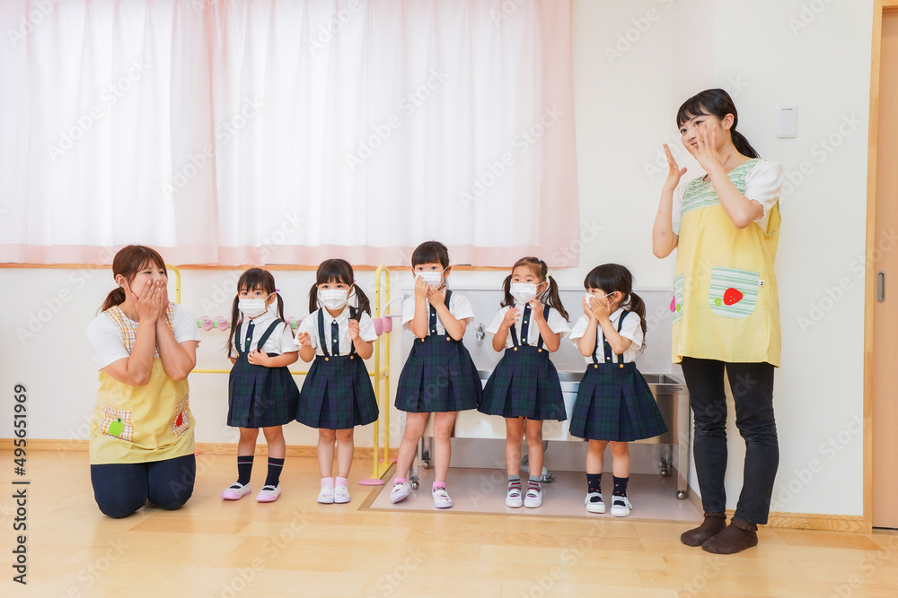 Fototapeta premium マスクをした幼稚園児と先生