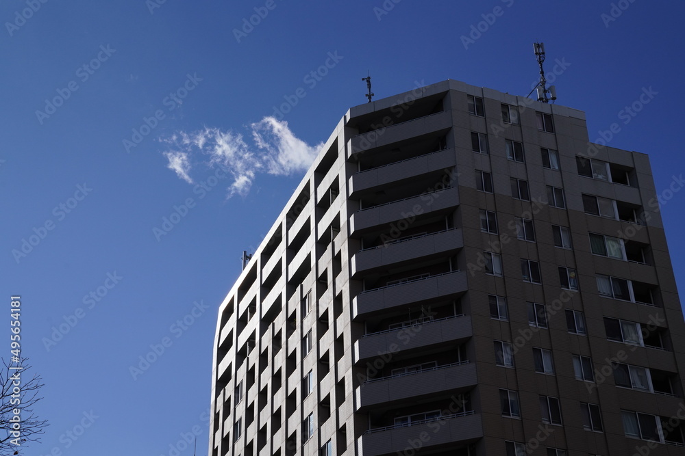 Fototapeta premium 青空に映える雑居ビル、中層階のマンション、ワンルームマンション
