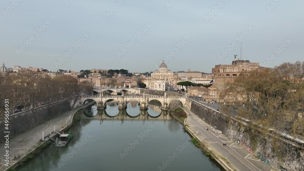 Riflessi sul fiume Tevere a Roma, il ponte di Castel Sant'Angelo.
Ripresa aerea del più famoso ponte sul fiume Tevre. Riflessi sul fiume Tevere a Roma, il ponte di Castel Sant'Angelo.
Ripresa aerea del più famoso ponte sul fiume Tevre.