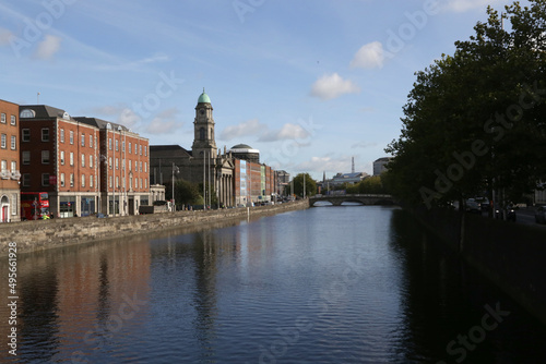 Canvas Print Beautiful view of the cityscape with a river and buildings in Dublin, Ireland